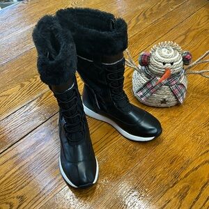 Nautica Everly black fur lined snow boots.  Quilted details. Size 8.